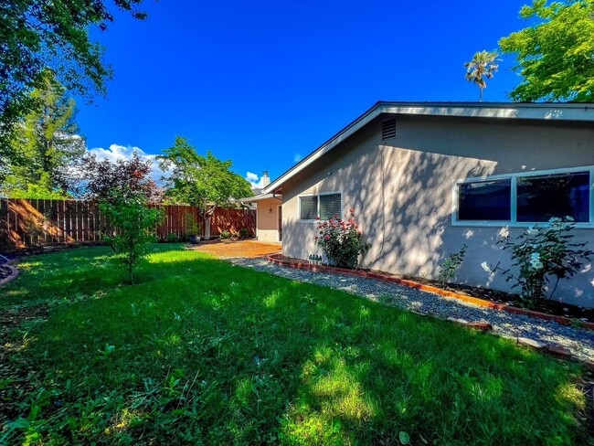 Building Photo - Single-Level Bel Aire Home with Spacious Layout