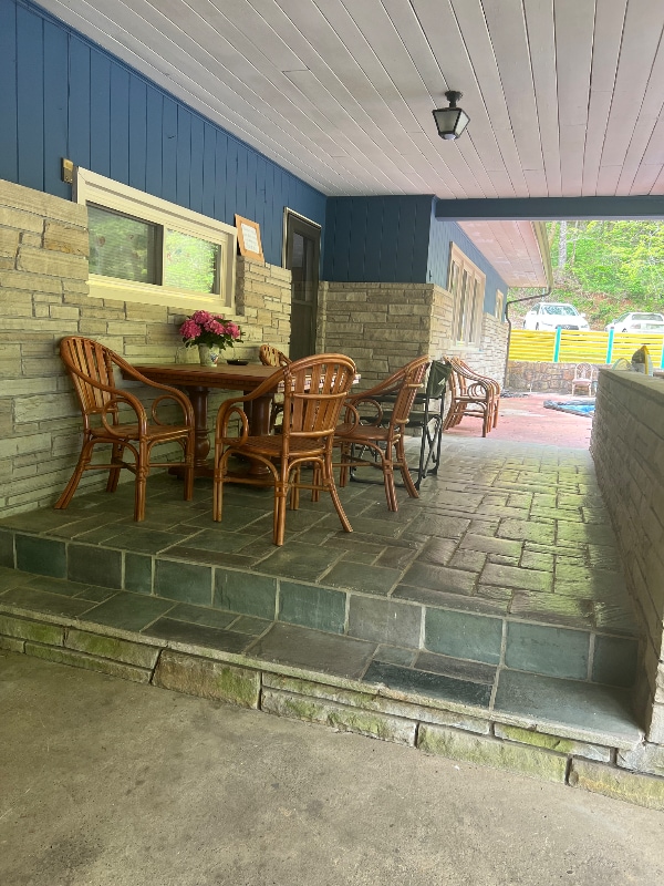 Building Photo - 422 Laurel Ave