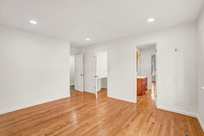 Building Photo - 4083 Sunset Ln