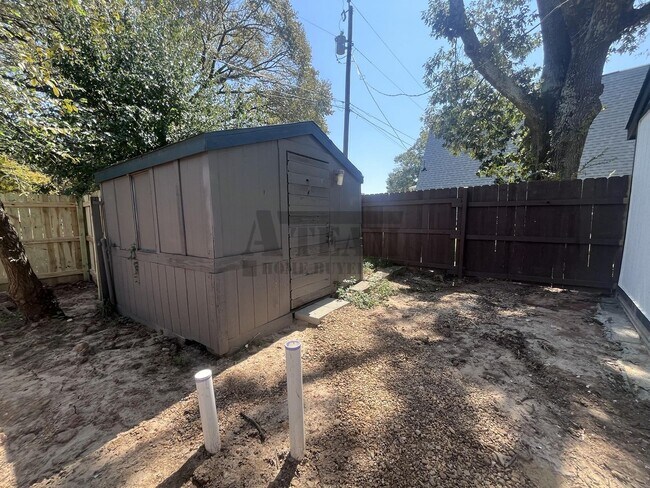 Building Photo - Beautifully updated 3-bedroom, 2-bath home