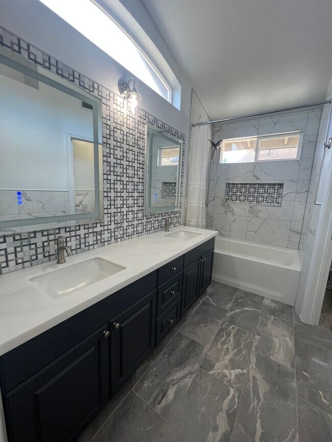 Building Photo - Beautiful 4 Bedroom Home in Ocean Pointe *...