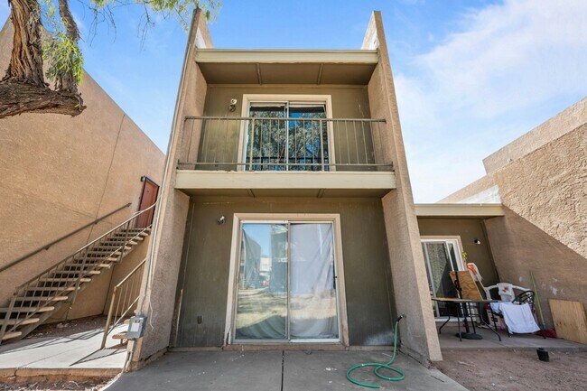 Building Photo - 2814 E Marconi Ave