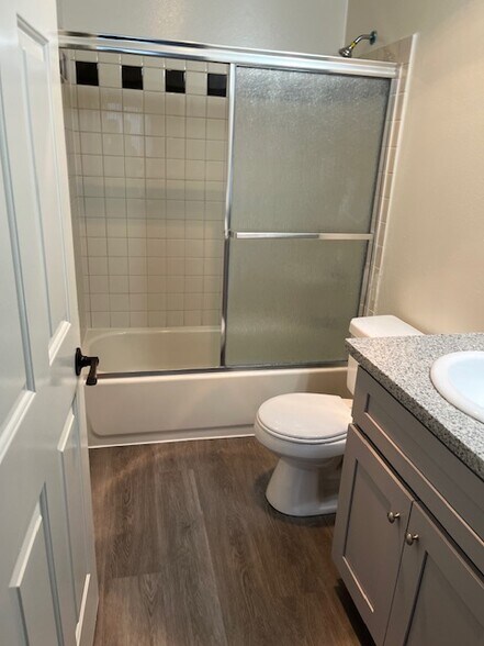 Building Photo - 825 S Harvard Blvd