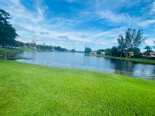 Building Photo - 3660 Inverrary Dr