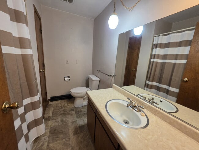 Building Photo - Large 1 Bedroom with Bonus Room - Available Now!