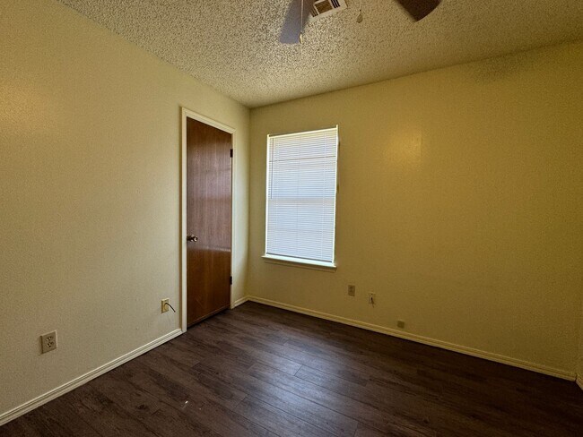 Building Photo - 6124 SW Oakcliff Ave
