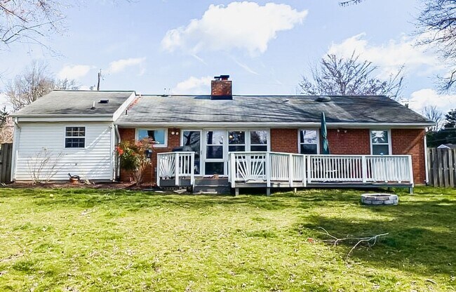 Building Photo - Immaculately Renovated 3 Bedroom 1.5 Bathr...