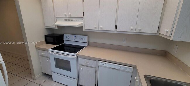 Building Photo - 1340 NE 28th Ave