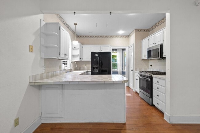 Building Photo - HISTORIC DOWNTOWN  3 bedroom 2.5 bath home