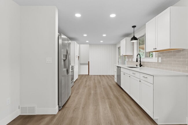 Building Photo - Gorgeous South Hill Home