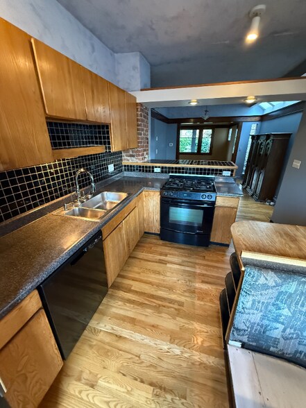 Building Photo - 6547 Greenwood Ave N