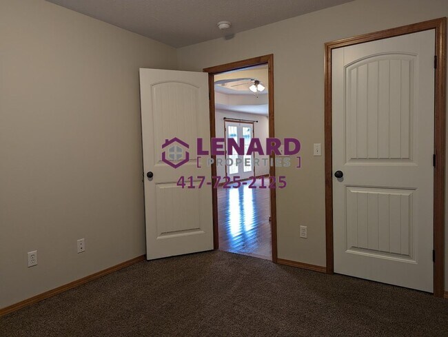 Building Photo - Spacious 3 Bedroom Home Ready for Move In!