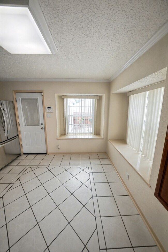 Building Photo - Charming 3-bed, 2-bath home in Universal C...