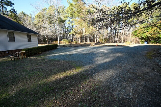Building Photo - Stunning 3BR / 3BA Home on 2.48 Acres – Hillsborough, NC