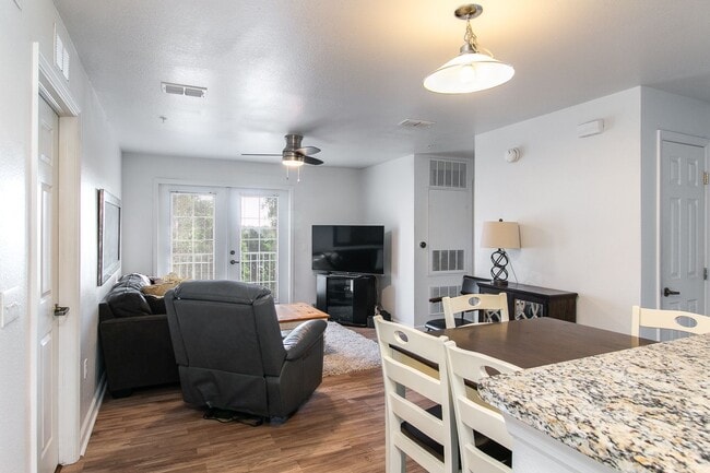 Building Photo - Oxford Terrace Phase I: 4/4 luxury apartment just 3 blocks from UF & 1 block from Sorority Row. L...