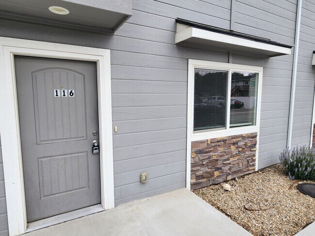 Building Photo - Like new 3 bedroom.