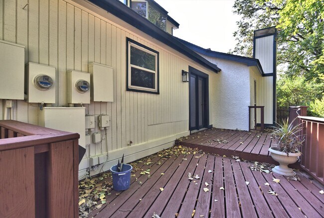 Building Photo - Updated 2 bed, 2 bath townhouse with 1,788...