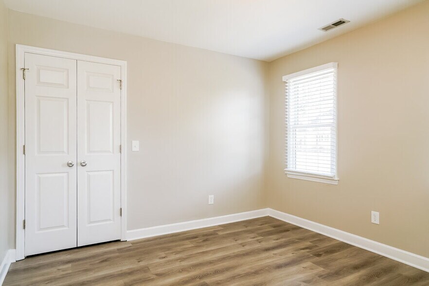 Building Photo - 983 St Catherines Dr