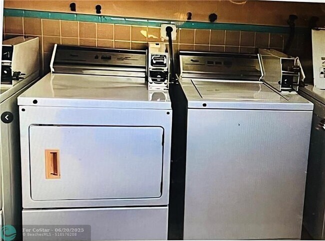 Building Photo - 3300 NE 10th Terrace