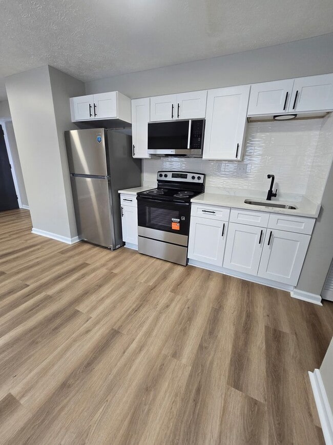 Building Photo - Welcome Home to Bellagio South Living: Where Comfort Meets Convenience