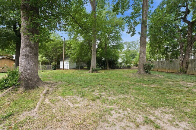 Building Photo - Beautifully Updated 3BR Home in an Established Burlington Neighborhood