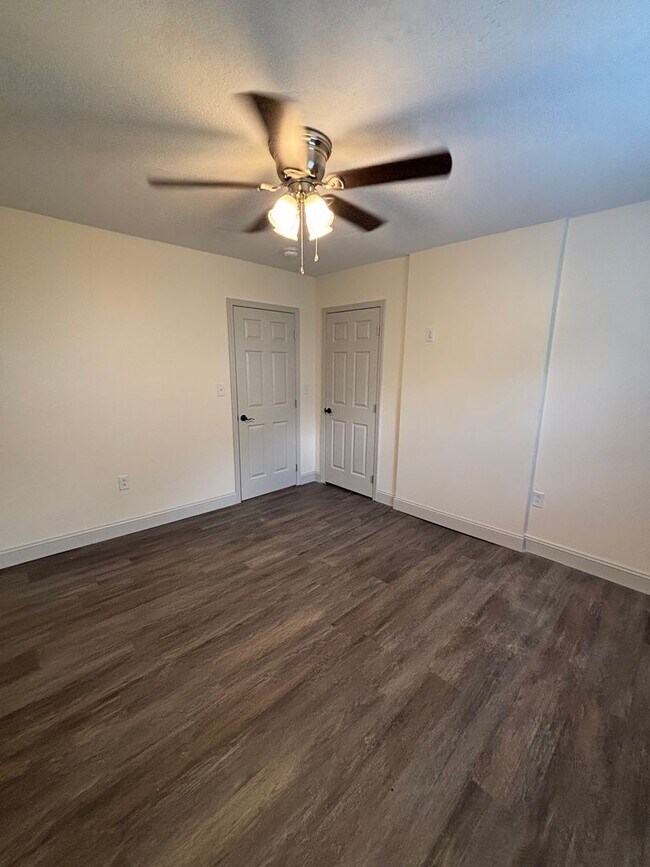 Building Photo - Freshly Renovated 3-Bed, 2-Bath Home Just ...