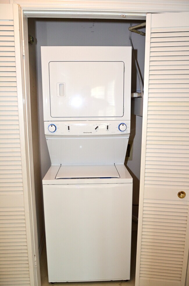 Washer Dryer - 2111 Welch St