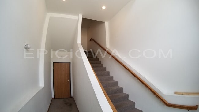 Building Photo - 6430 Creekside Dr NE