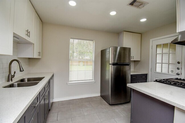 Building Photo - 1409 Zora St