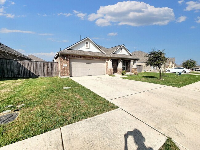 Building Photo - Beautiful One Level 3 BR / 2 BA Home for R...