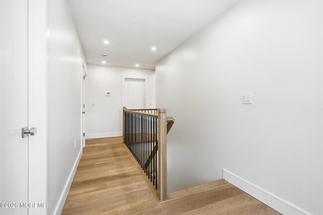 Building Photo - 19 Roslyn Dr