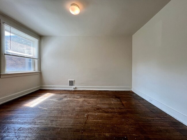 Building Photo - Incredible Two Bedroom Townhouse in Oakland! Close to Pitt & CMU! Call Today!