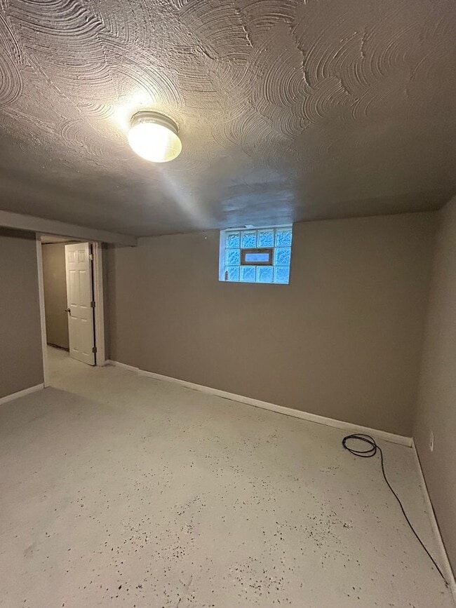 Building Photo - RENT THIS 2 BEDROOM ON A QUIET BLOCK!