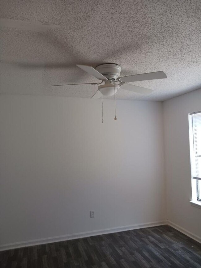 Building Photo - 3 Bed Townhome in N Chas!