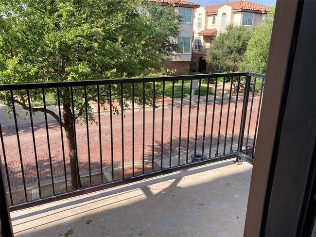 Building Photo - 2106 Main St