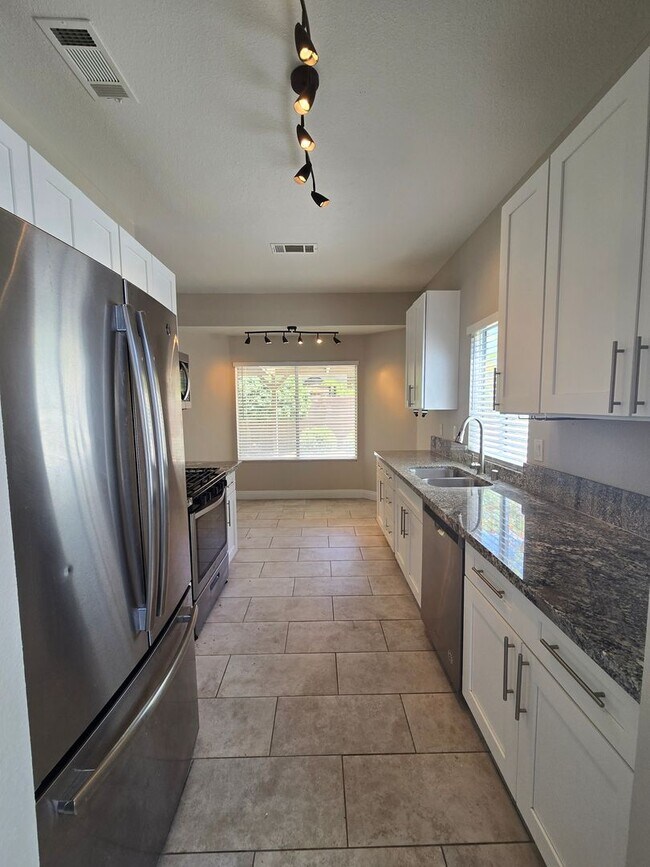 Building Photo - A Fabulous 4 Bedroom Single Story Home at the Lakes