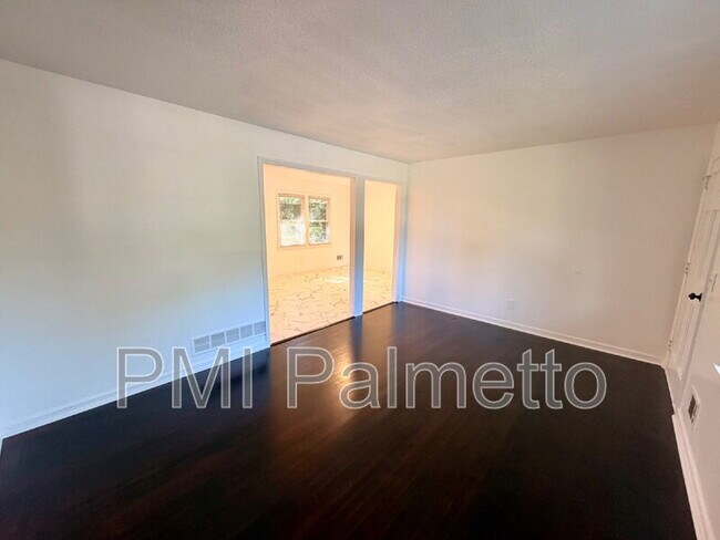 Building Photo - 128 Crestmore Dr