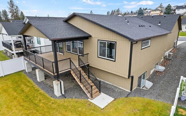 Building Photo - Discover Luxury at Every Turn!