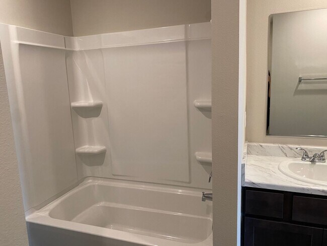 Building Photo - Welcome to your beautiful 4 bedroom, 2 bath home in Broken Arrow School district!