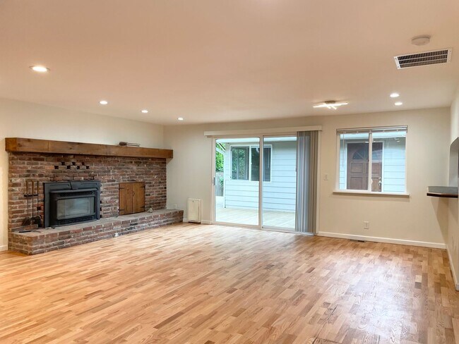 Building Photo - Remodeled 3+1 Bed 2 Bath Rambler in Juanita