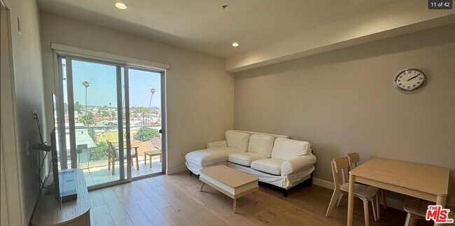 Building Photo - 105 S Mariposa Ave