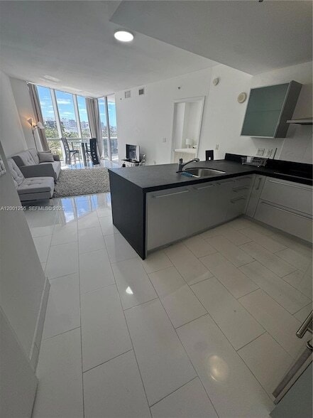 Building Photo - 18201 Collins Ave