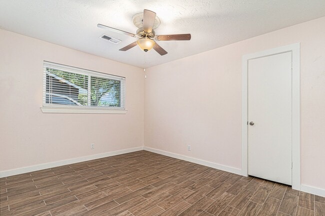 Building Photo - 1602 Loch Lake Dr