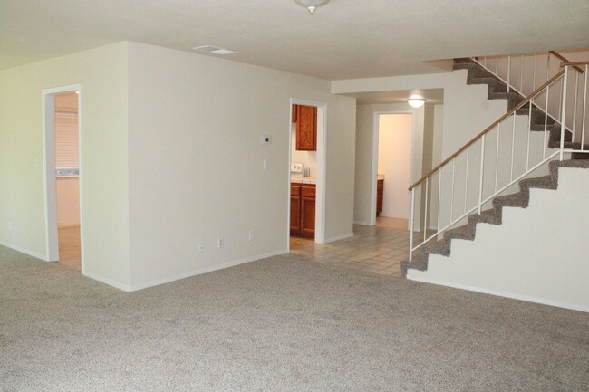 Building Photo - Updated 4 Bedroom, 2 1/2 Bathroom Townhome...