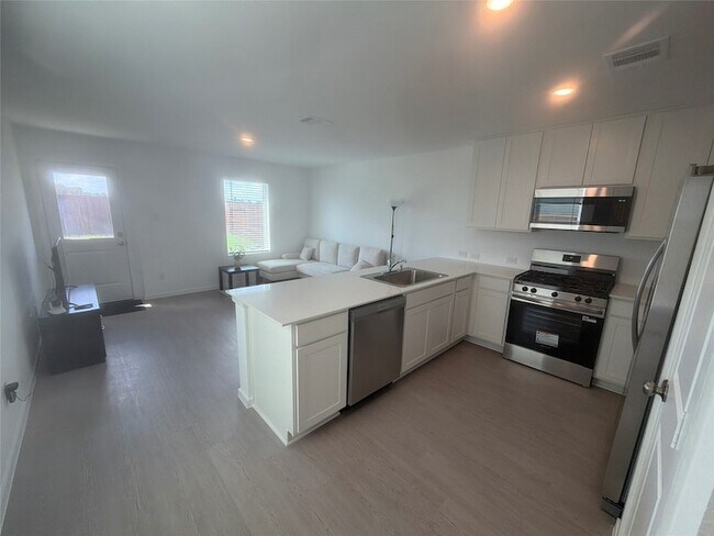 Building Photo - 930 Pertuso Ln
