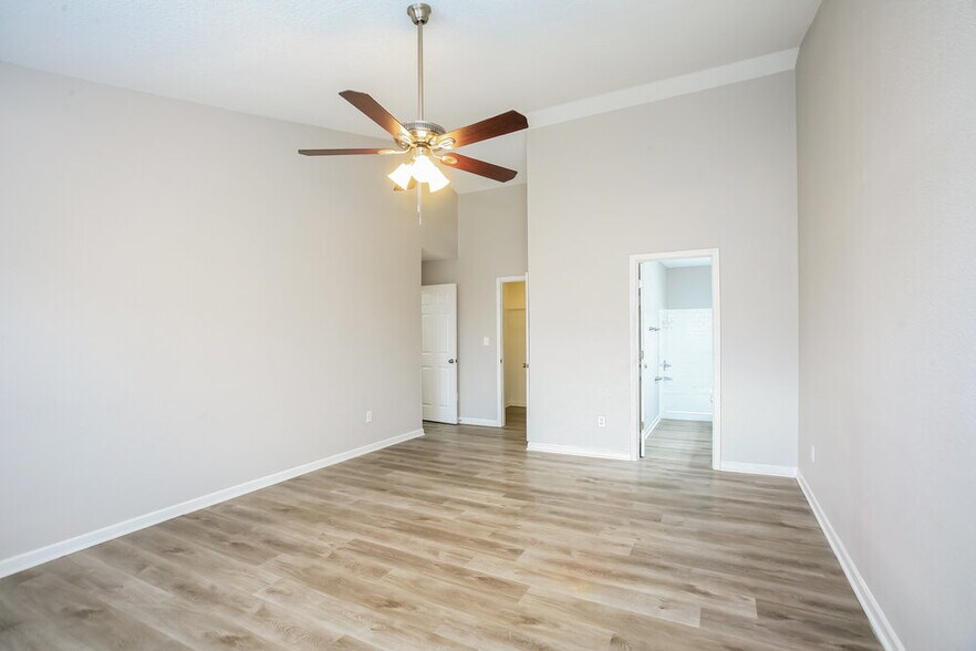 Building Photo - 221 Pennwood Ln