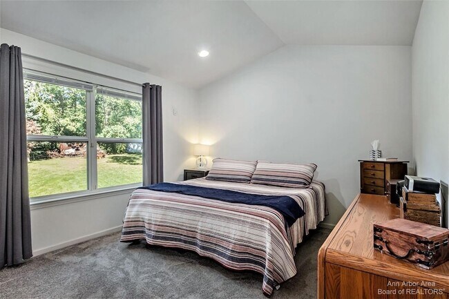 Building Photo - 4267 Knollcrest Dr