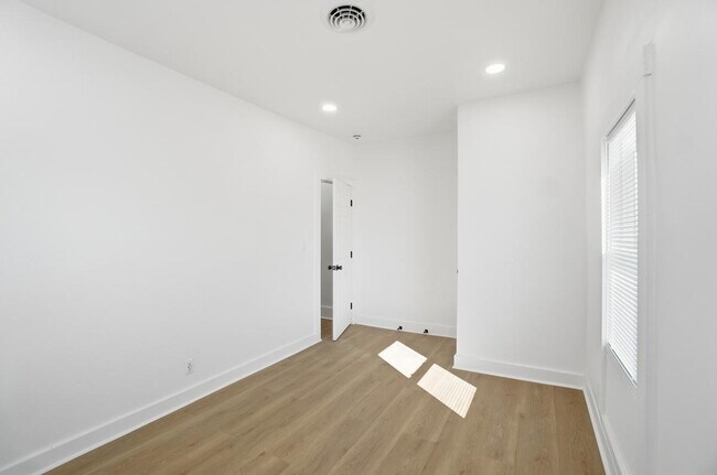 Building Photo - 630 Ewing Ave