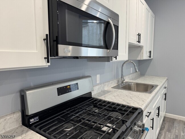 Primary Photo - 155 Clifton Ave