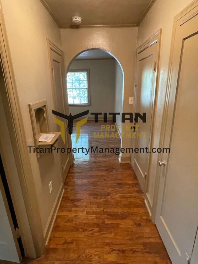 Building Photo - Charming Downtown Apartment